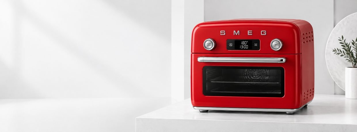 Electrodoméstico SMEG rojo de diseño retro en una cocina
